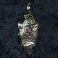 Goldnugget mit Initialen