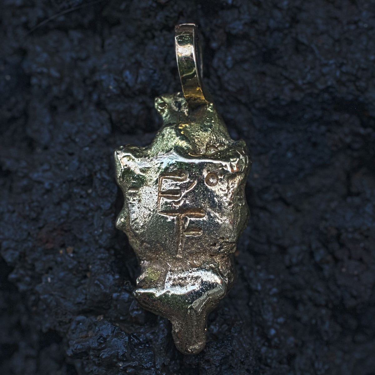 Goldnugget mit Initialen