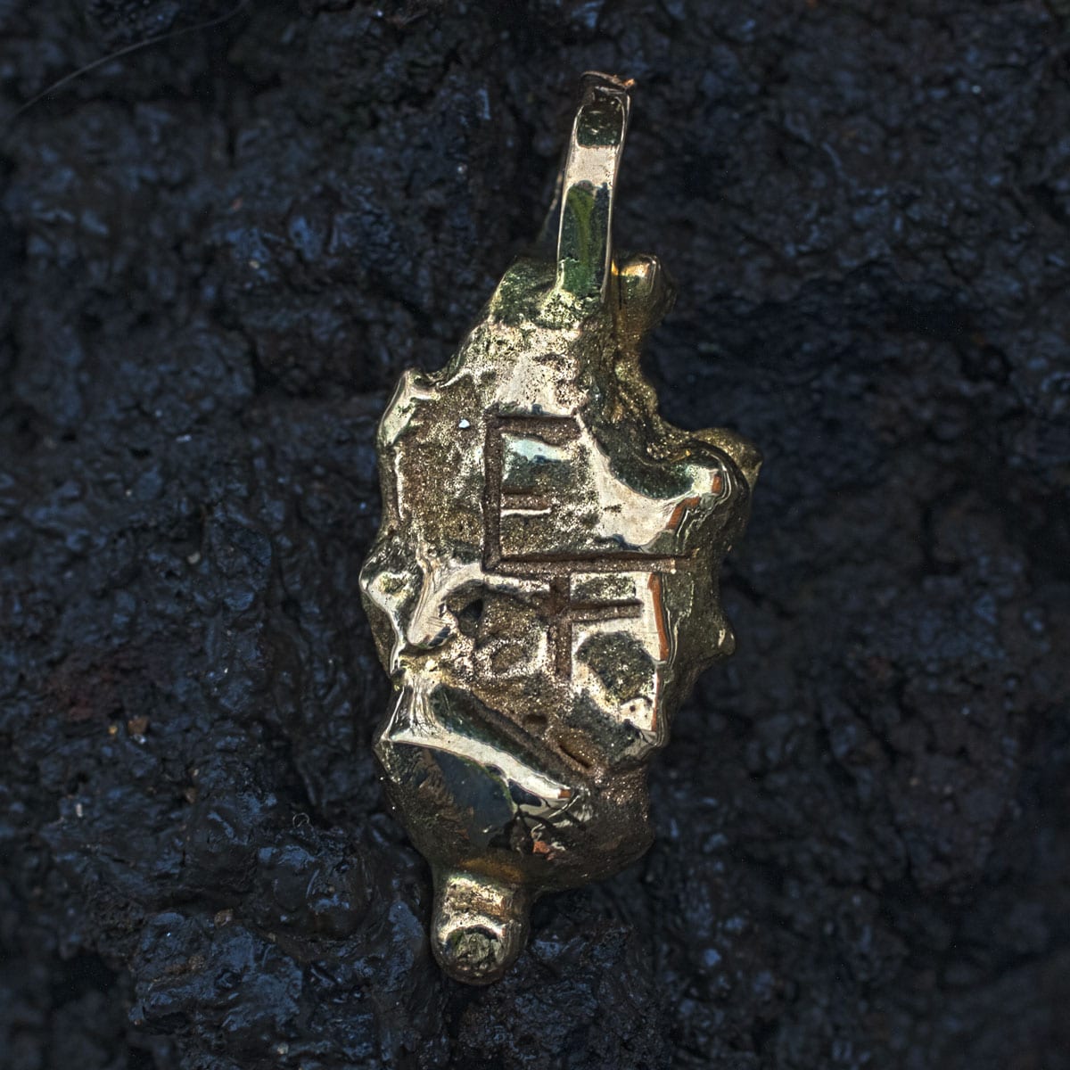 Goldnugget mit Initialen