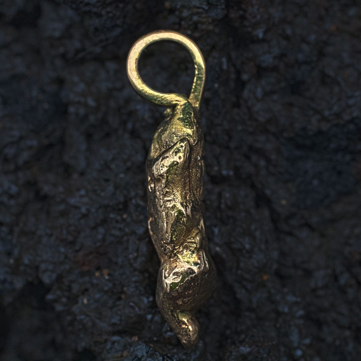 Goldnugget mit Initialen