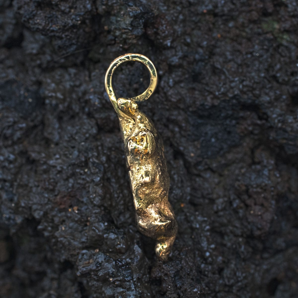 Goldnugget mit Initialen