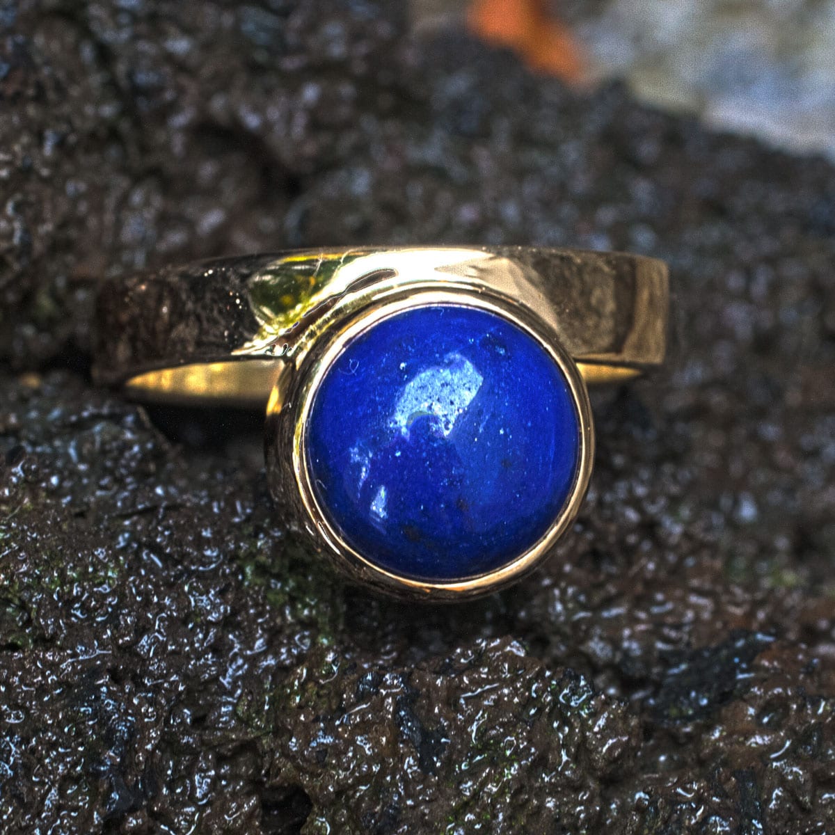 Lapislazuli-Cabouchon an Goldring