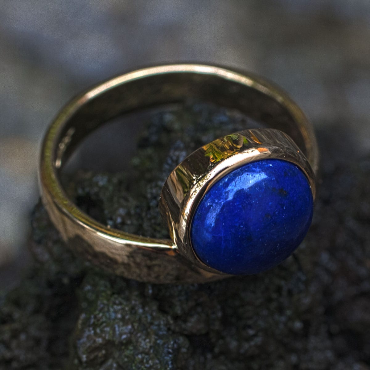 Lapislazuli-Cabouchon an Goldring
