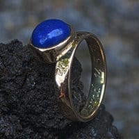 Lapislazuli-Cabouchon an Goldring