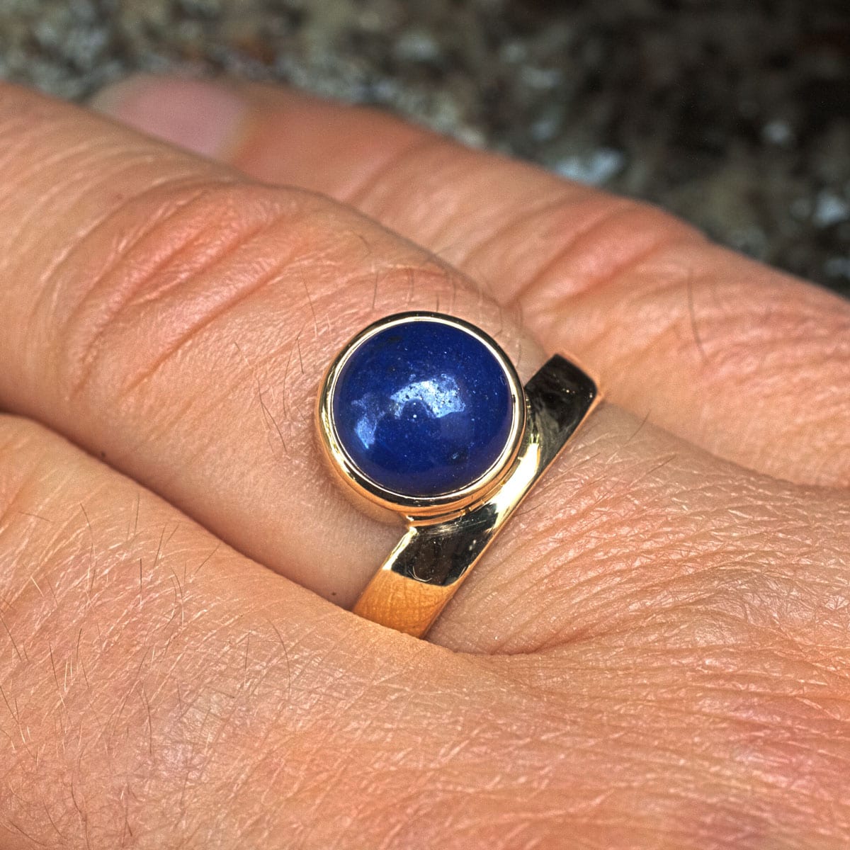 Lapislazuli-Cabouchon an Goldring
