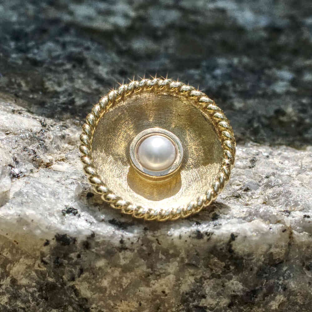 Anhänger Perle in Gelbgoldschale mit Kordelrand