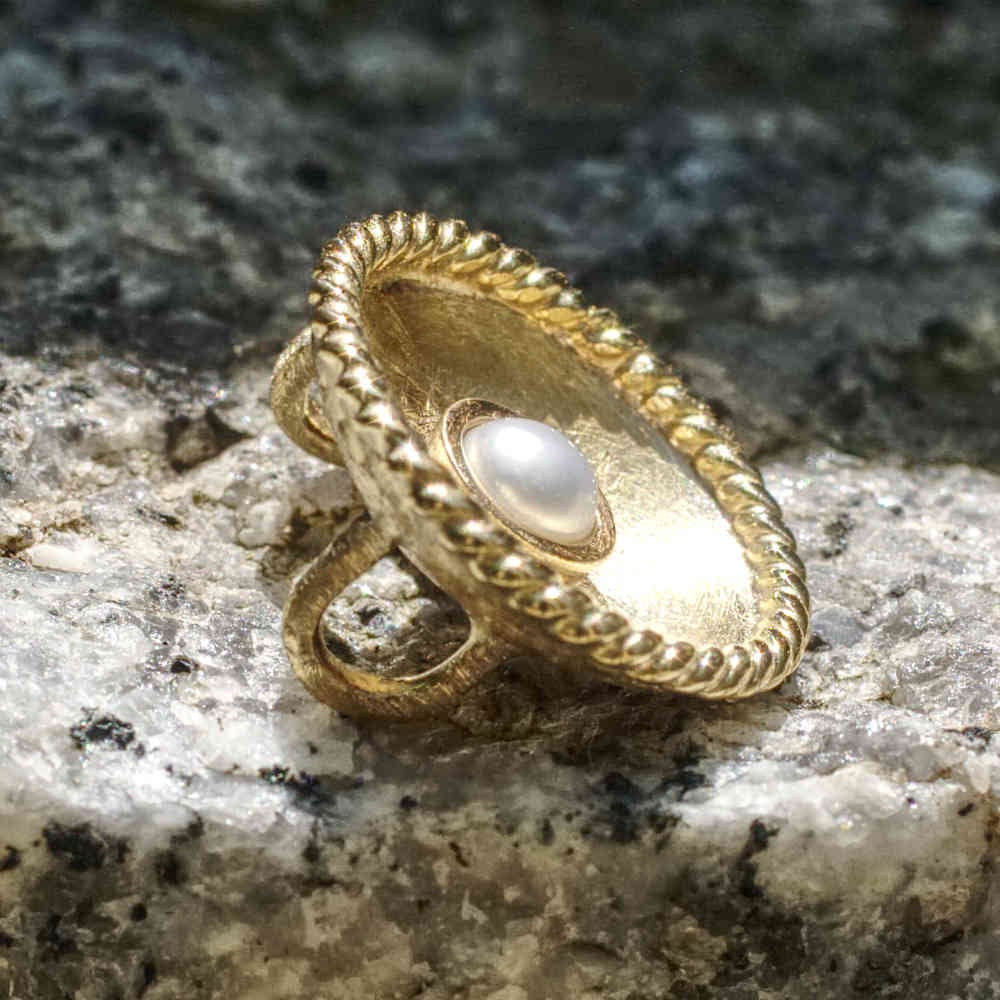 Anhänger Perle in Gelbgoldschale mit Kordelrand