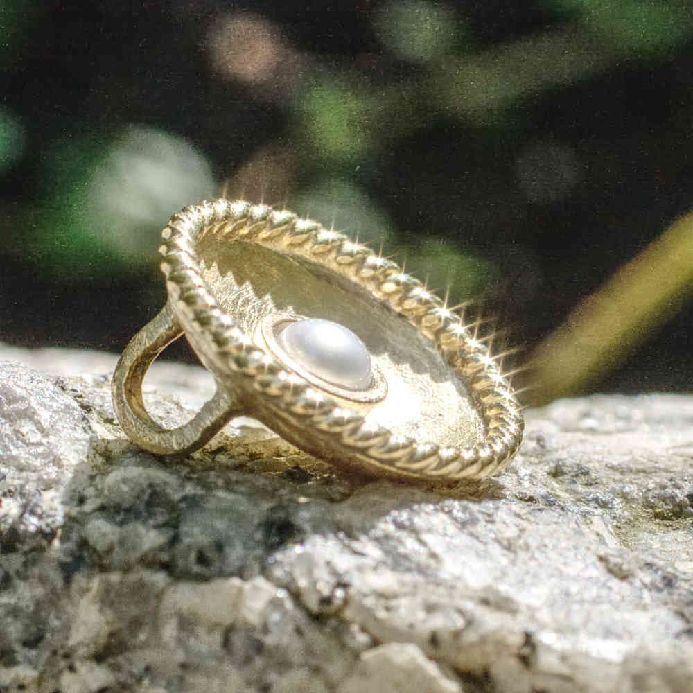 Anhänger Perle in Gelbgoldschale mit Kordelrand