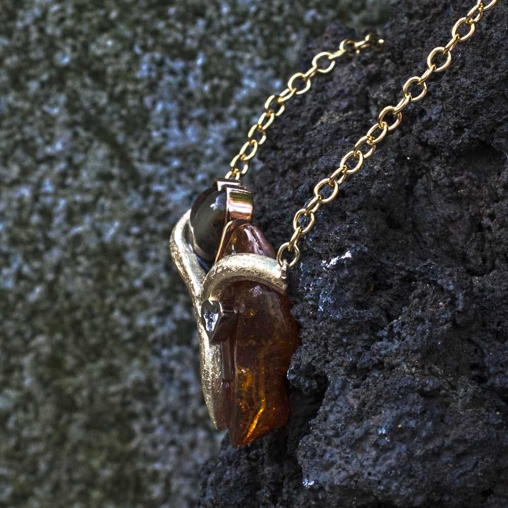 Bernsteinanhänger zwei Herzen in Rotgold, Weißgold und Gelbgold