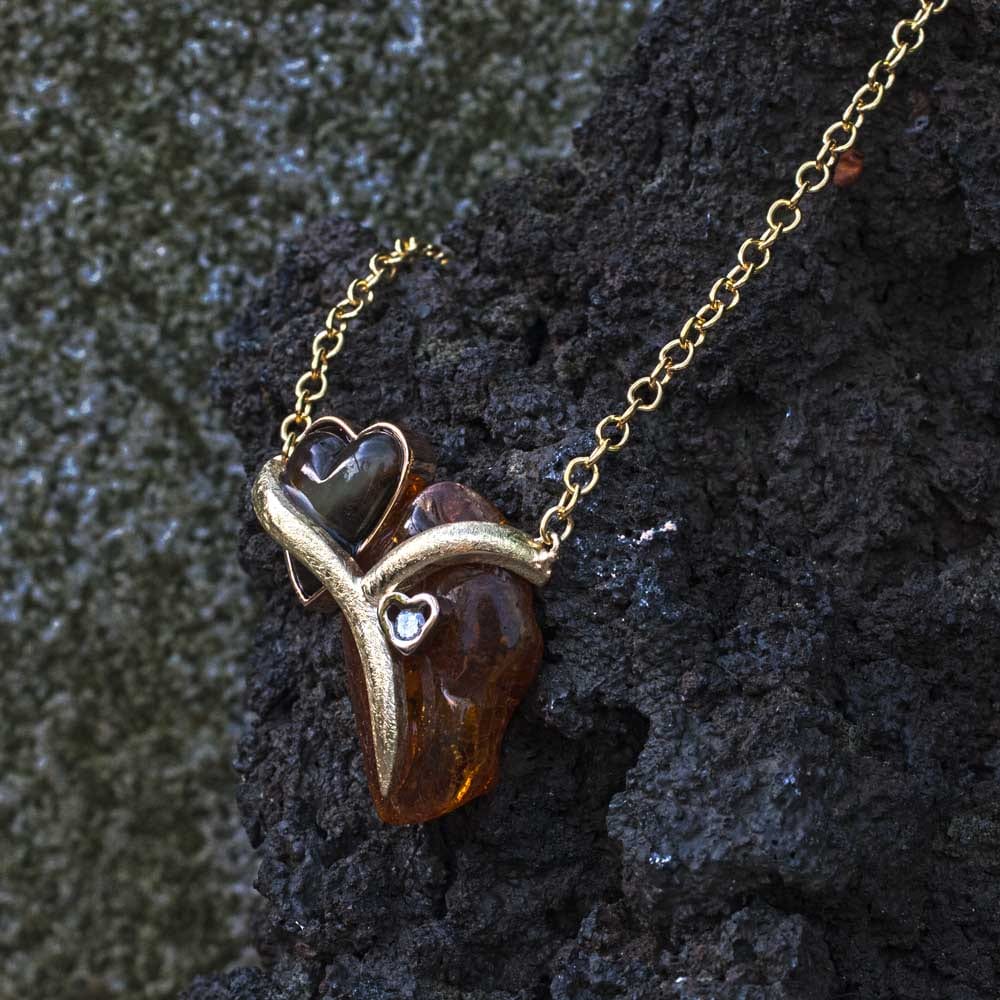 Bernsteinanhänger zwei Herzen in Rotgold, Weißgold und Gelbgold