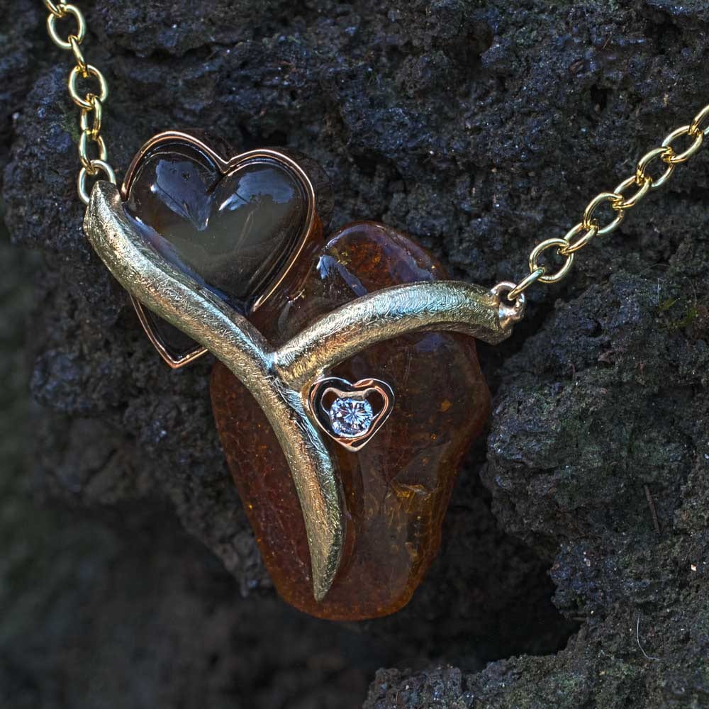 Bernsteinanhänger zwei Herzen in Rotgold, Weißgold und Gelbgold