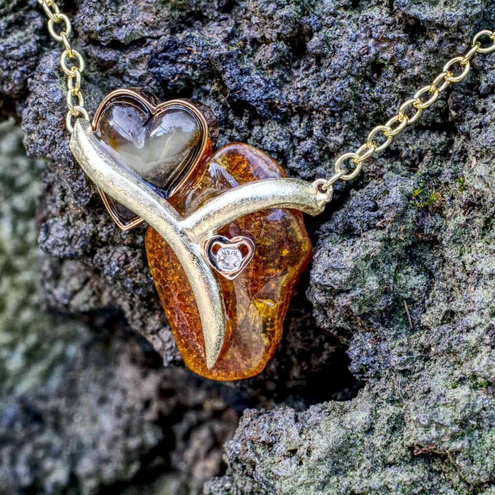 Bernsteinanhänger zwei Herzen in Rotgold, Weißgold und Gelbgold