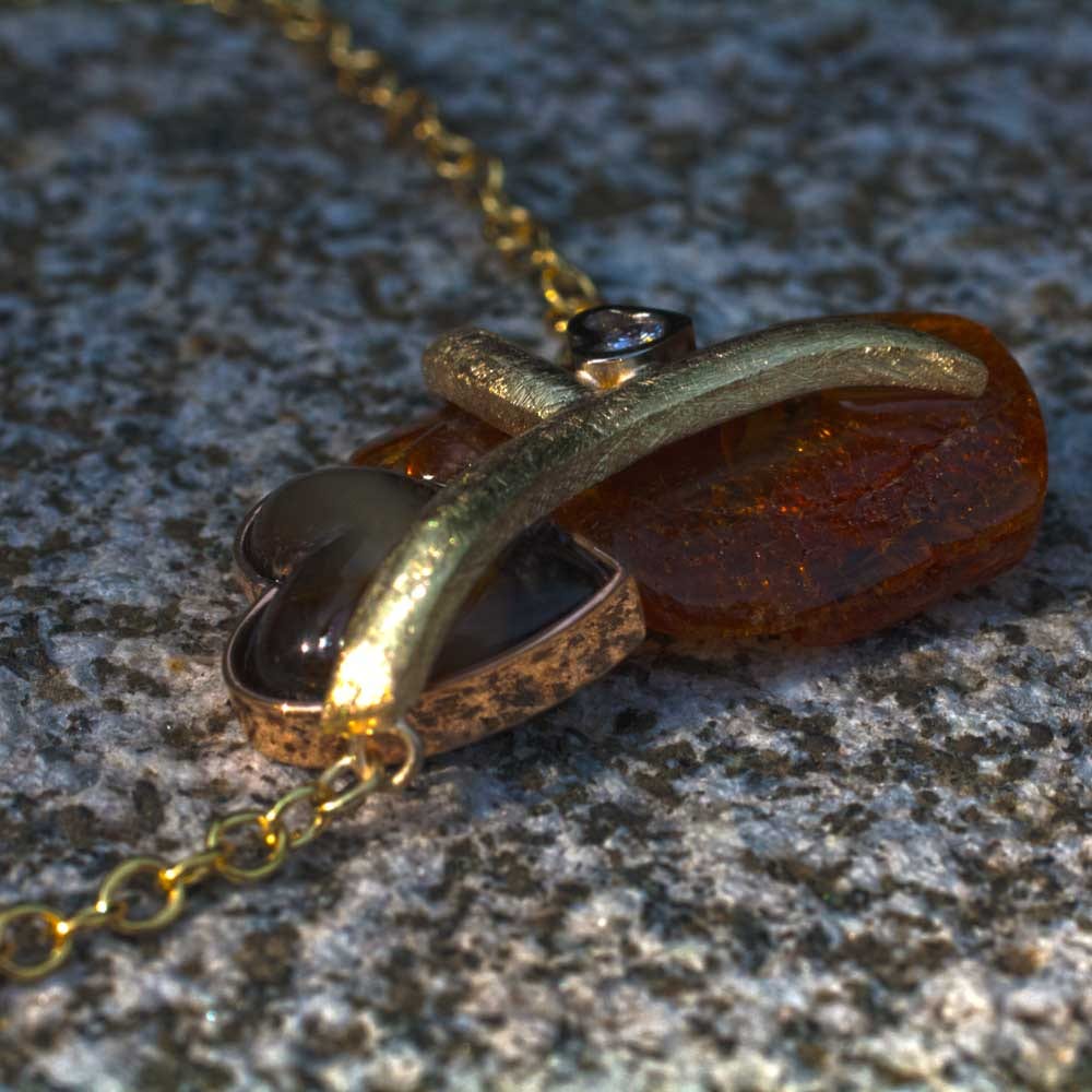 Bernsteinanhänger zwei Herzen in Rotgold, Weißgold und Gelbgold