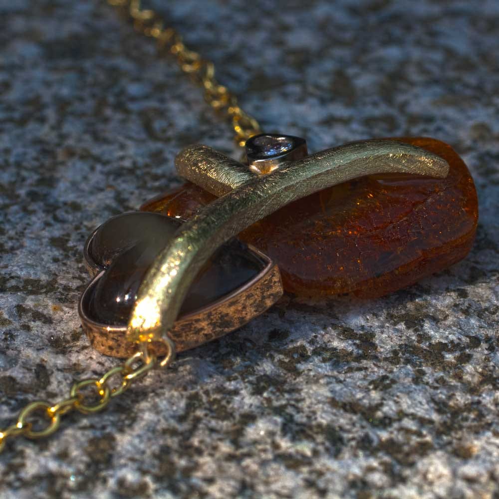 Bernsteinanhänger zwei Herzen in Rotgold, Weißgold und Gelbgold