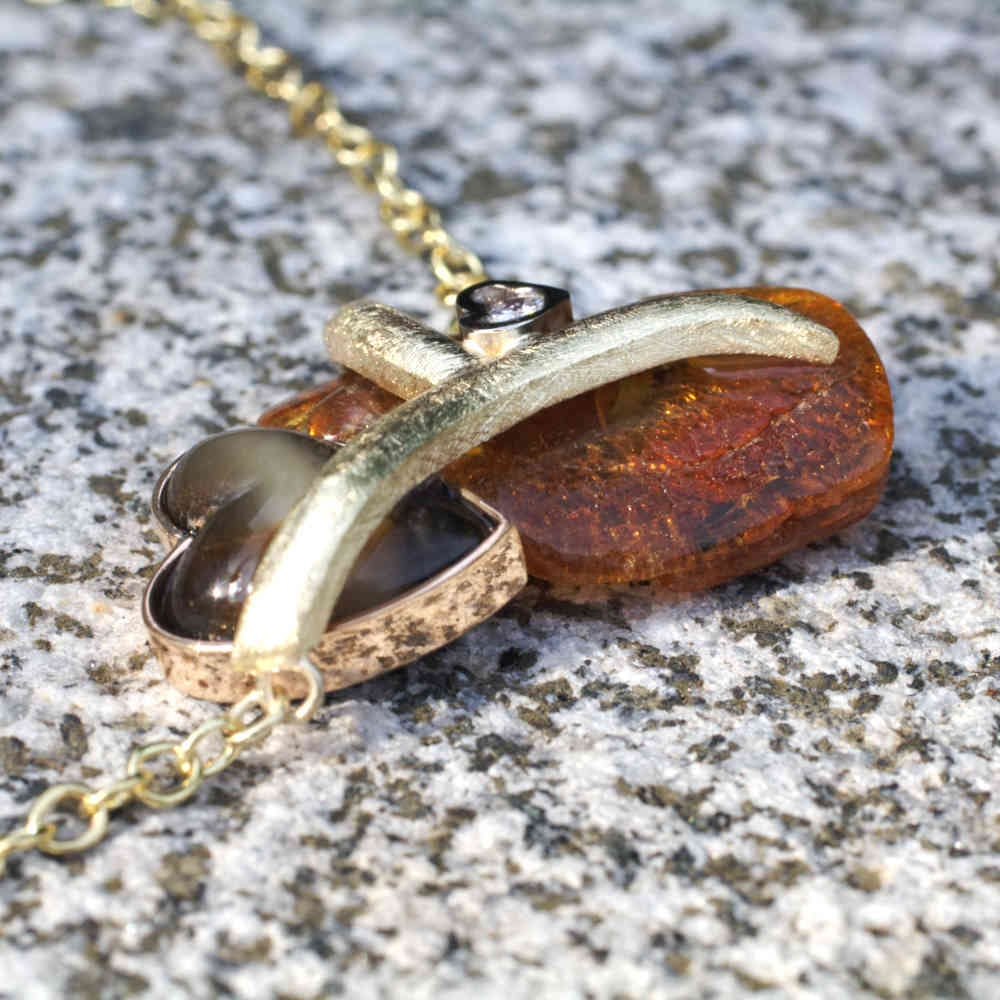 Bernsteinanhänger zwei Herzen in Rotgold, Weißgold und Gelbgold