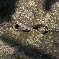 liegende Acht mit Flügel