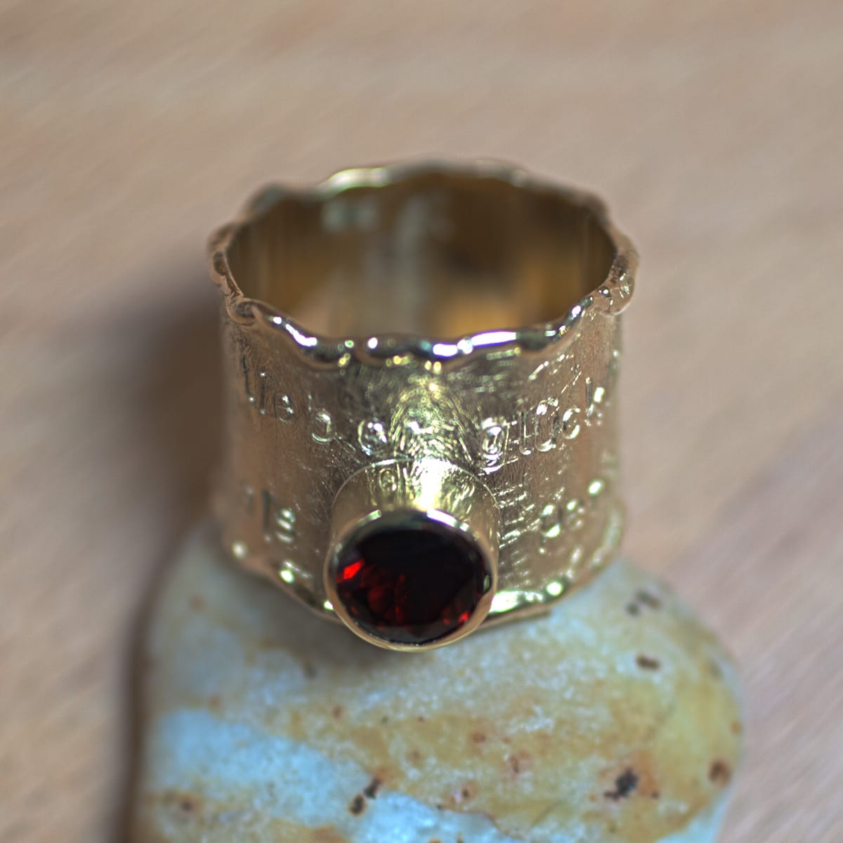 Goldring mit Granat