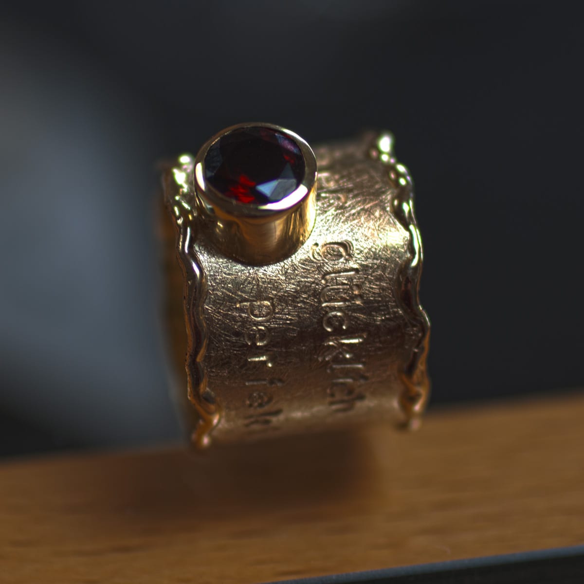 Goldring mit Granat
