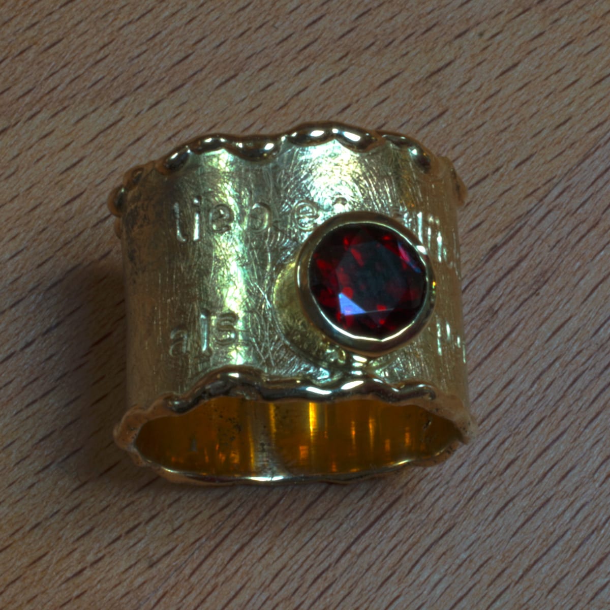 Goldring mit Granat
