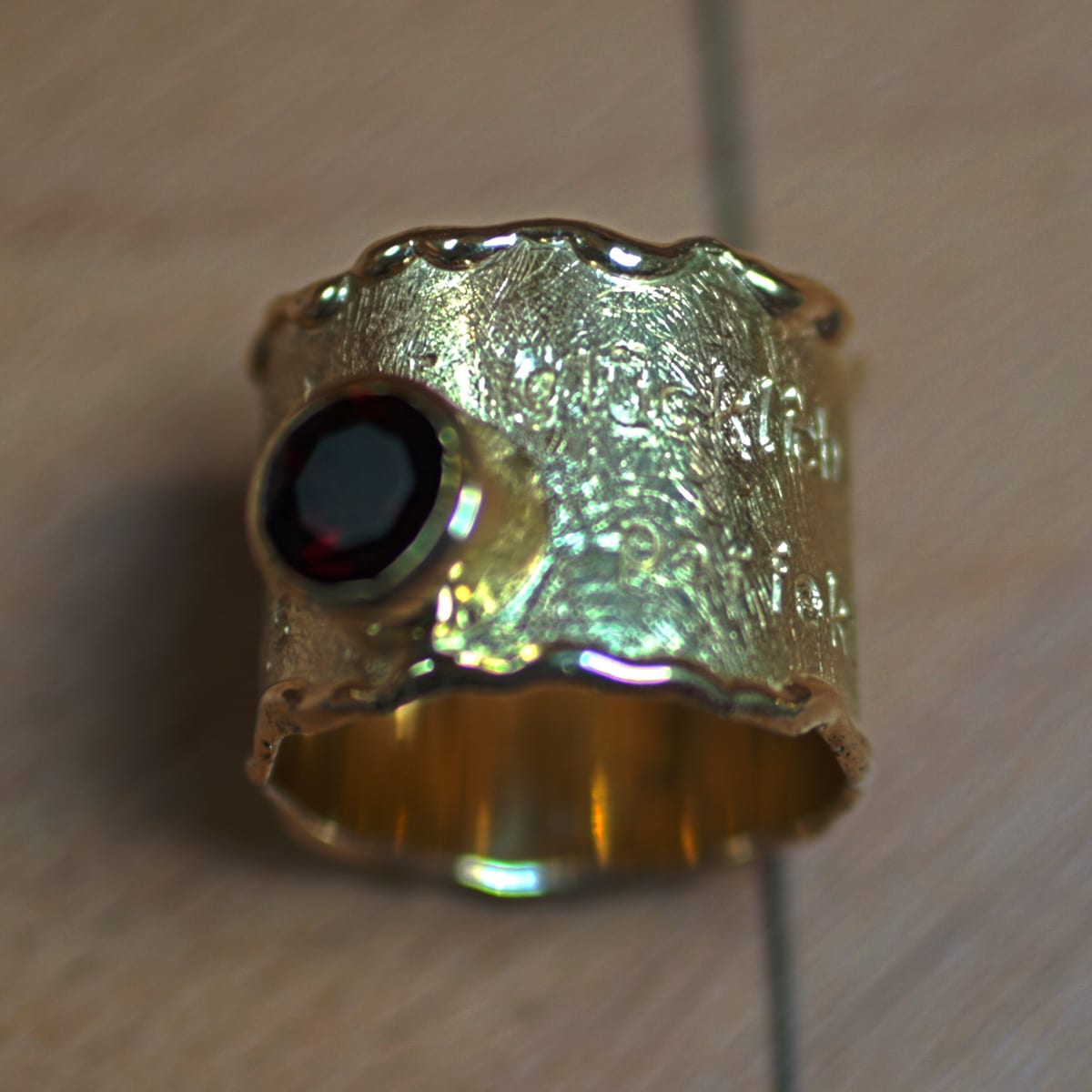 Goldring mit Granat