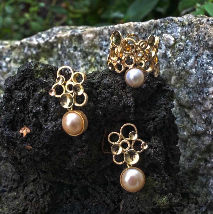 Kreise und Plättchen in Gold mit Perle