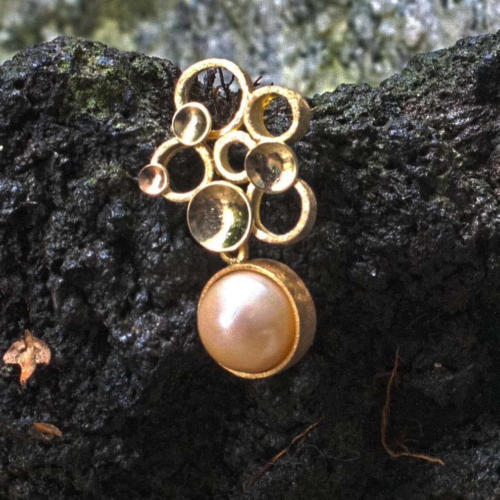 Kreise und Plättchen in Gold mit Perle