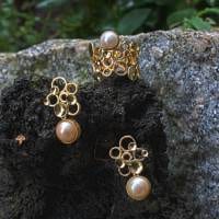 Kreise und Plättchen in Gold mit Perle