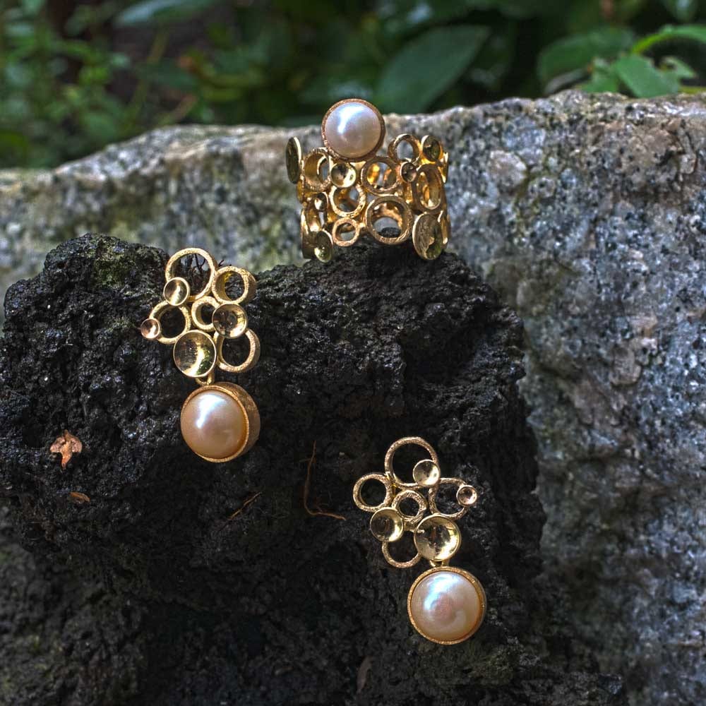 Kreise und Plättchen in Gold mit Perle