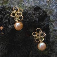 Kreise und Plättchen in Gold mit Perle