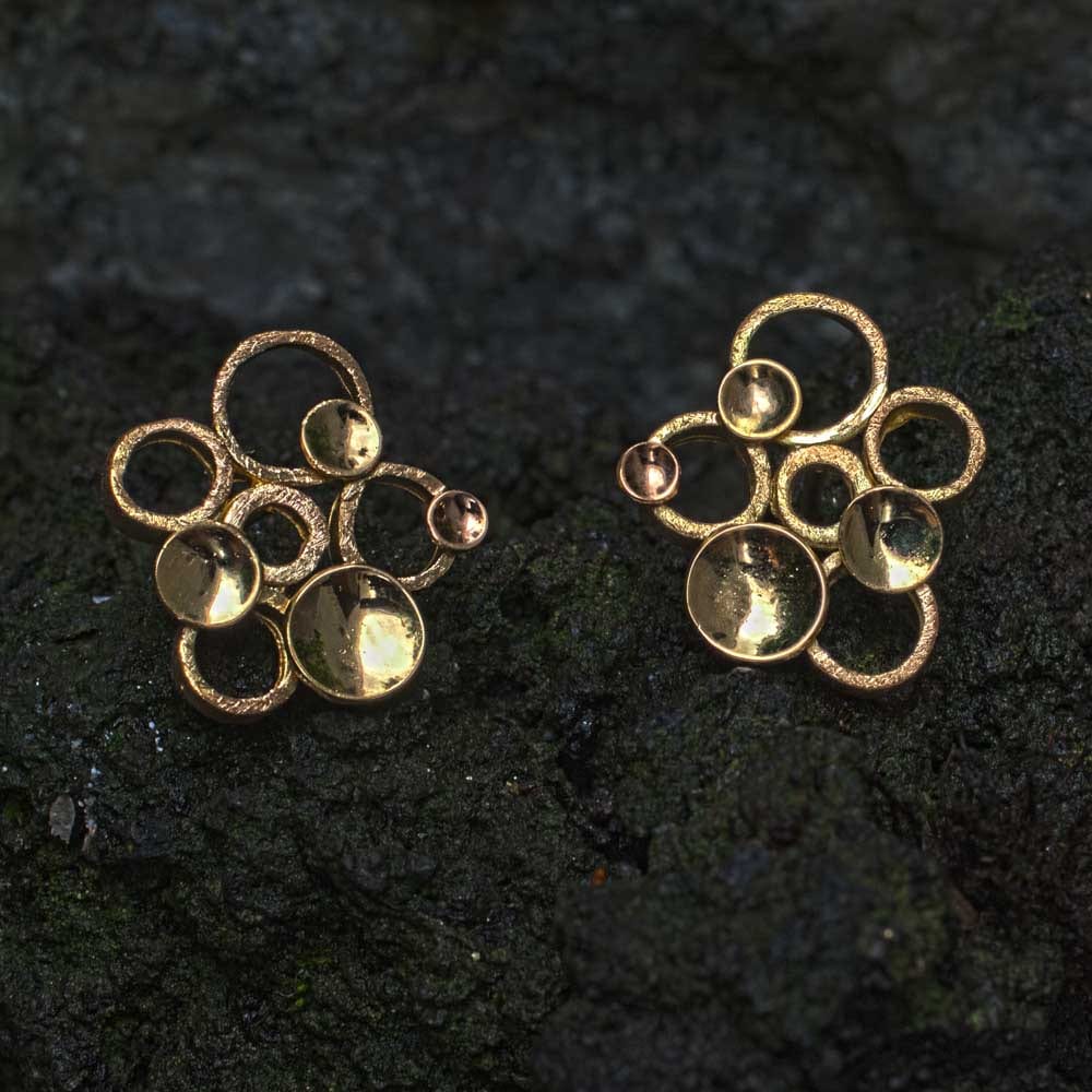 Kreise und Plättchen in Gold mit Perle