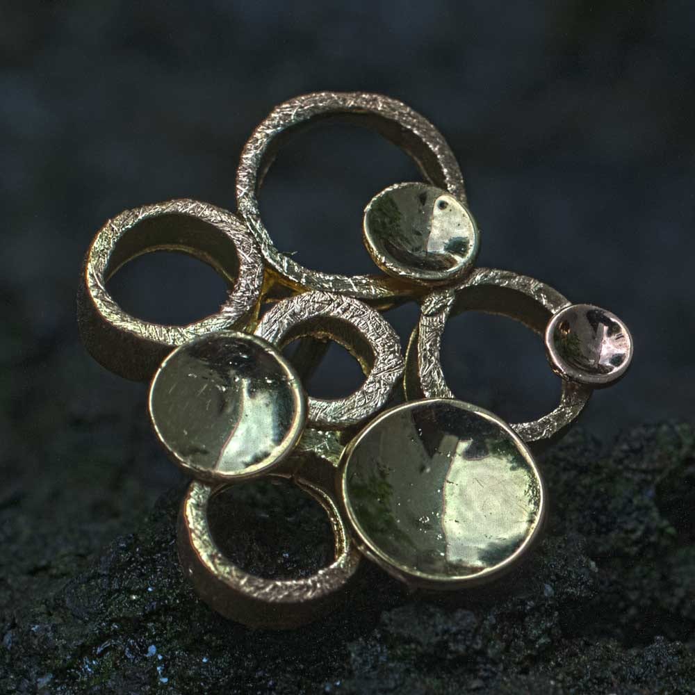 Kreise und Plättchen in Gold mit Perle