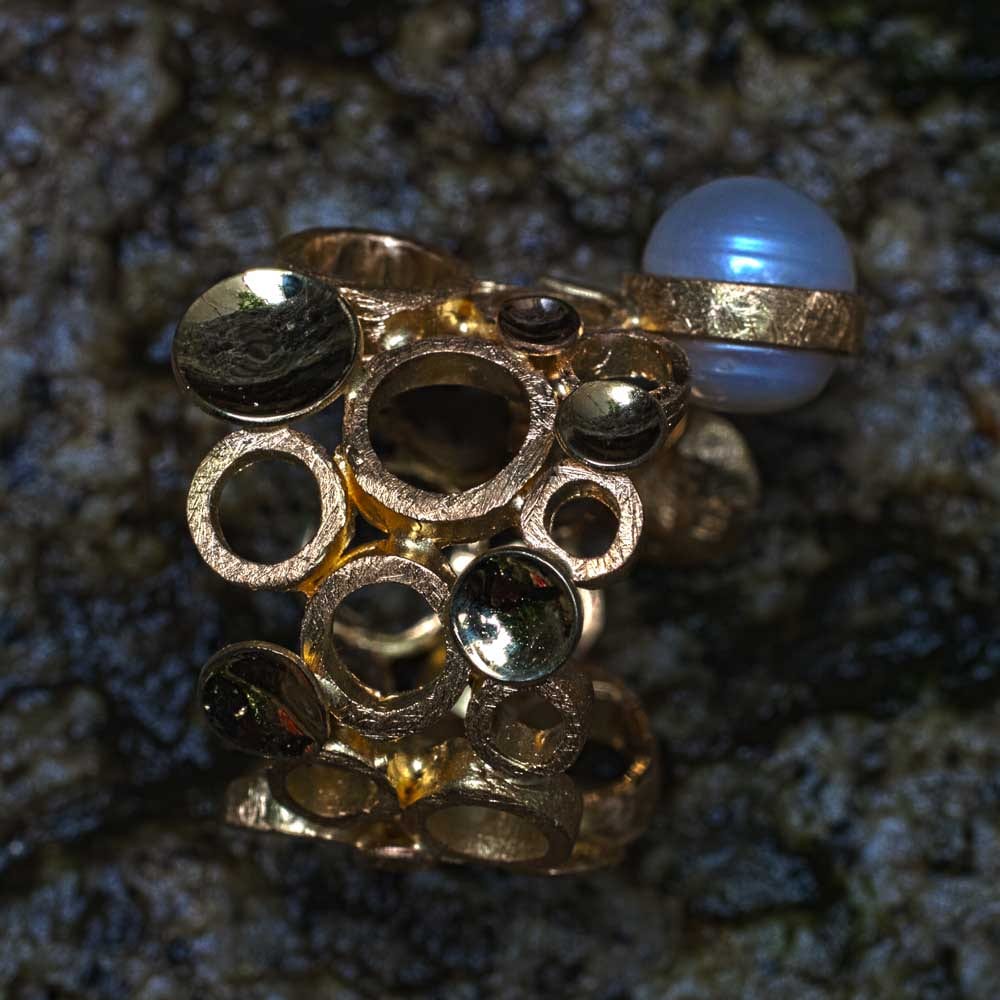 Kreise und Plättchen in Gold mit Perle