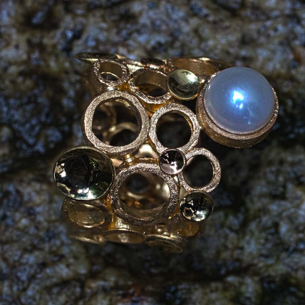 Kreise und Plättchen in Gold mit Perle