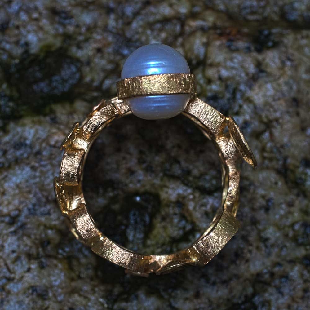 Kreise und Plättchen in Gold mit Perle