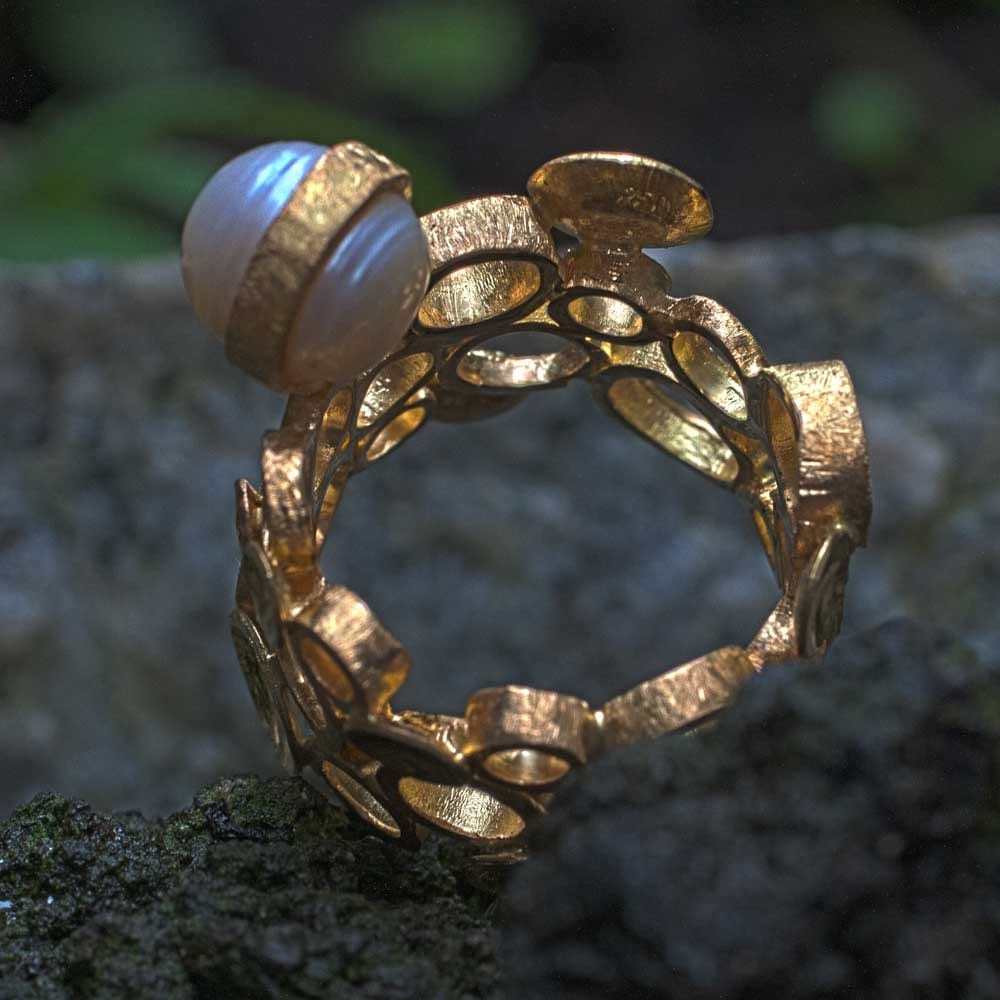 Kreise und Plättchen in Gold mit Perle