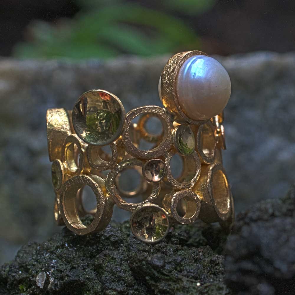 Kreise und Plättchen in Gold mit Perle