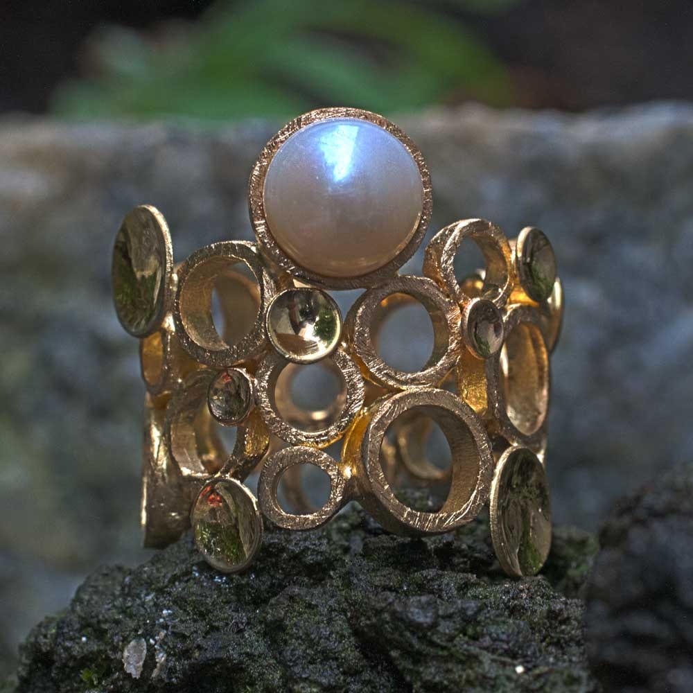 Kreise und Plättchen in Gold mit Perle