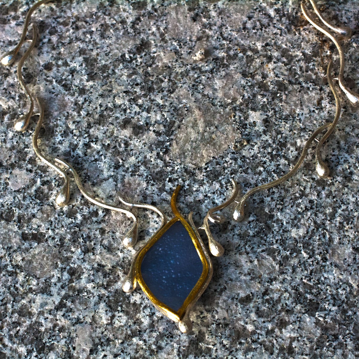 Chalzedon mit Tropfen