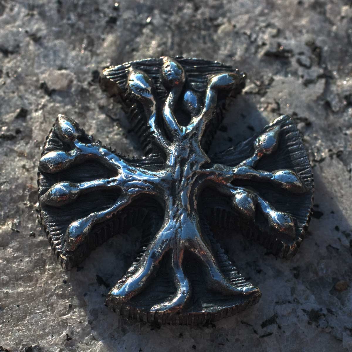 gleichschenkliges Kreuz mit Lebensbaum