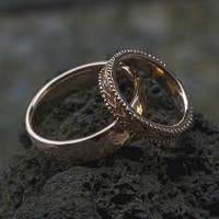 Eheringe mit Blättern und Kugeln