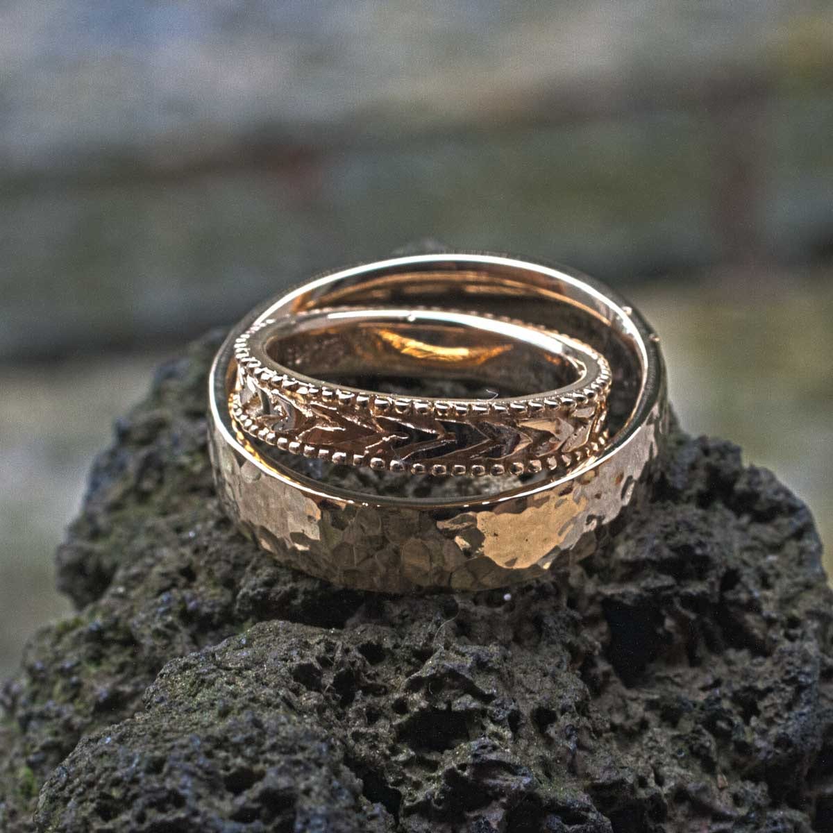 Eheringe mit Blättern und Kugeln