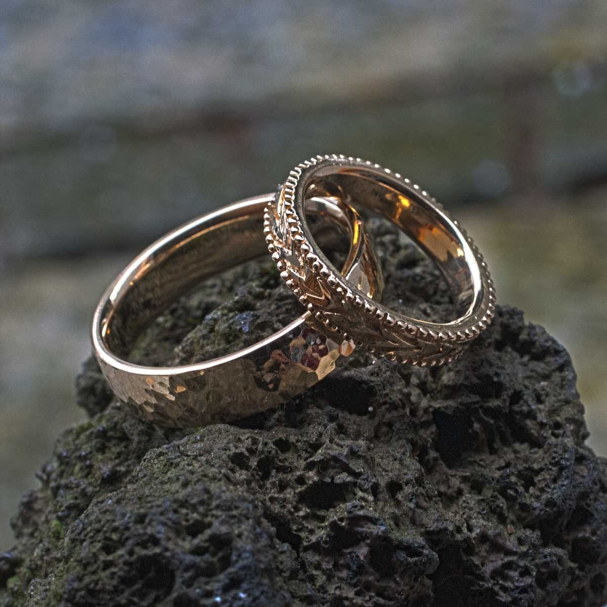 Eheringe mit Blättern und Kugeln
