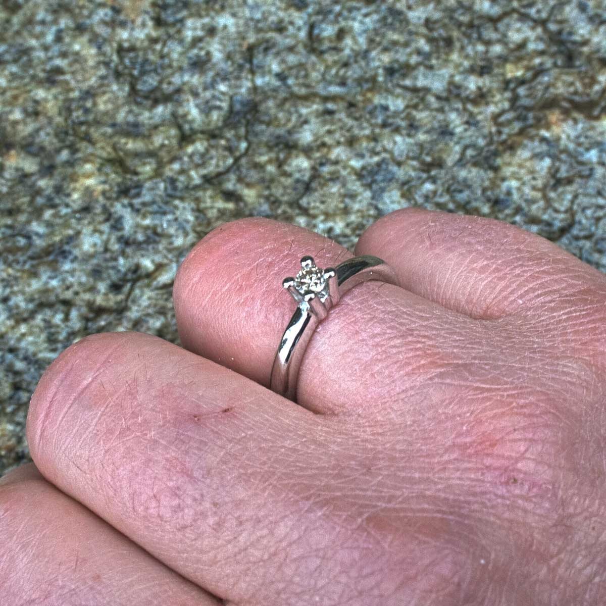 Platinring mit Brillant