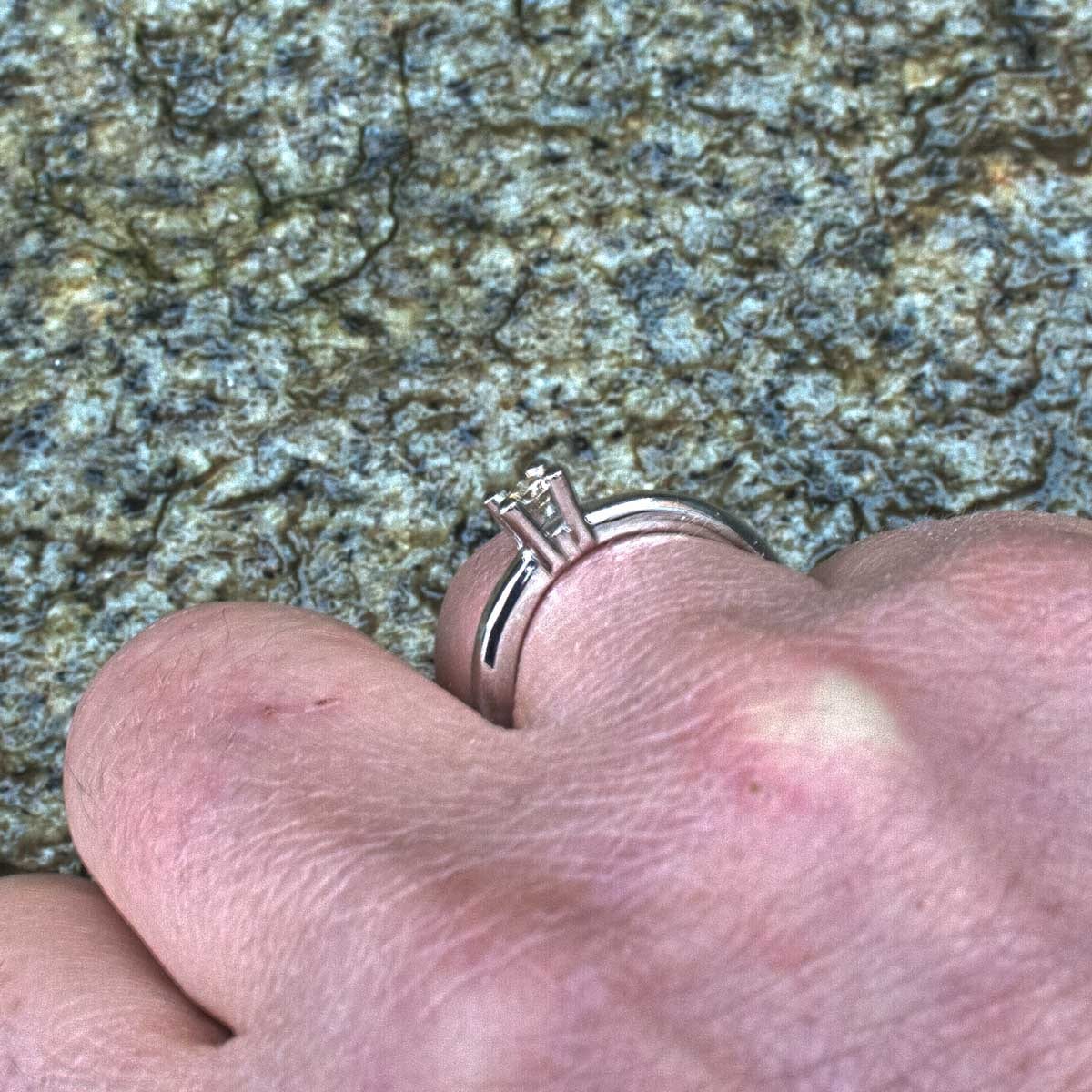 Platinring mit Brillant