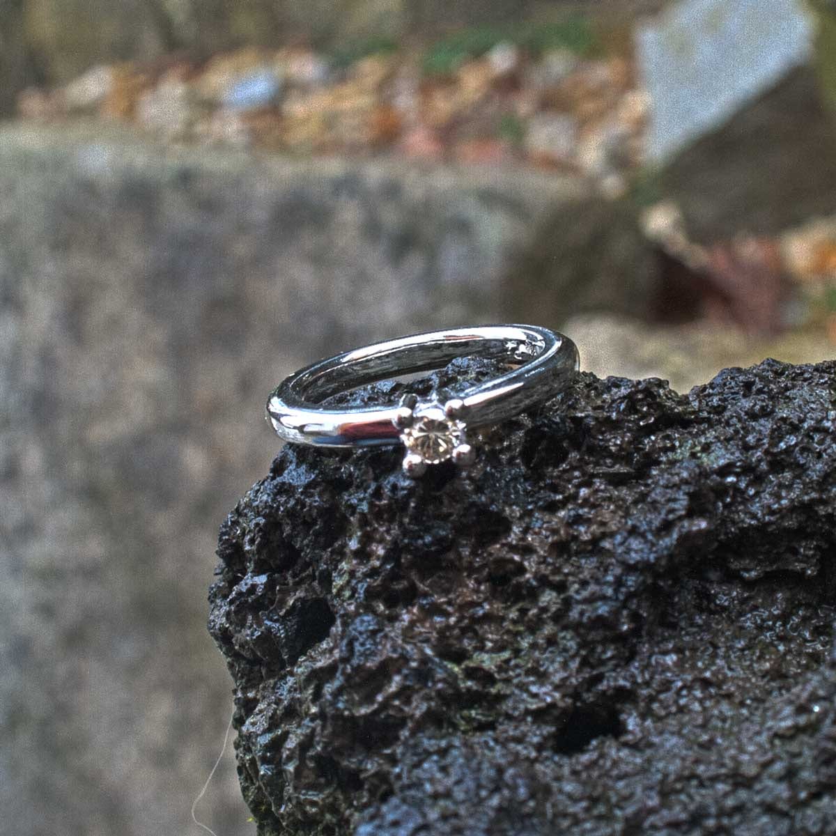 Platinring mit Brillant