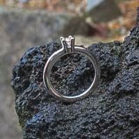 Platinring mit Brillant