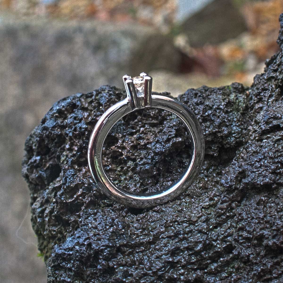 Platinring mit Brillant