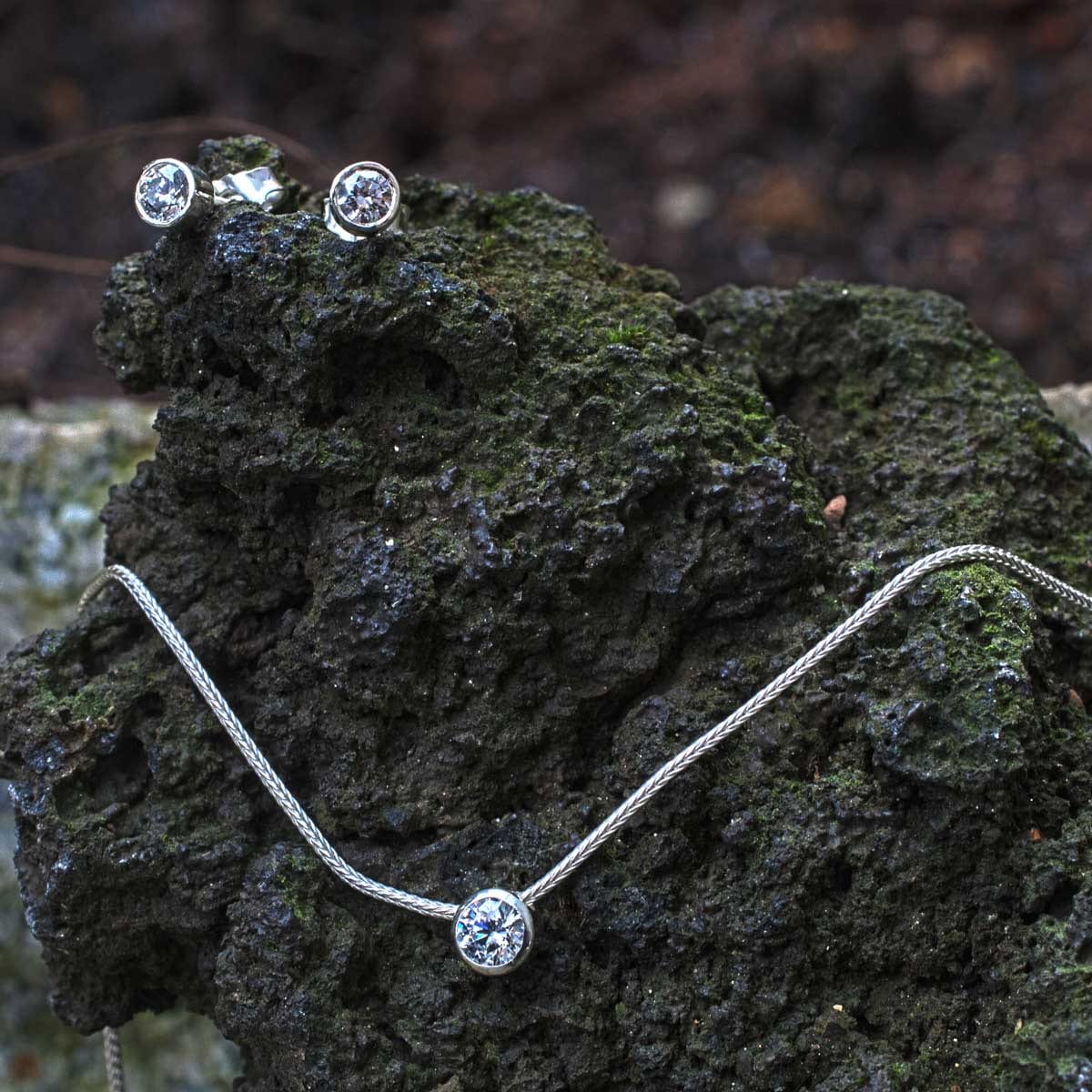 Zirkonia in Zargenfassung