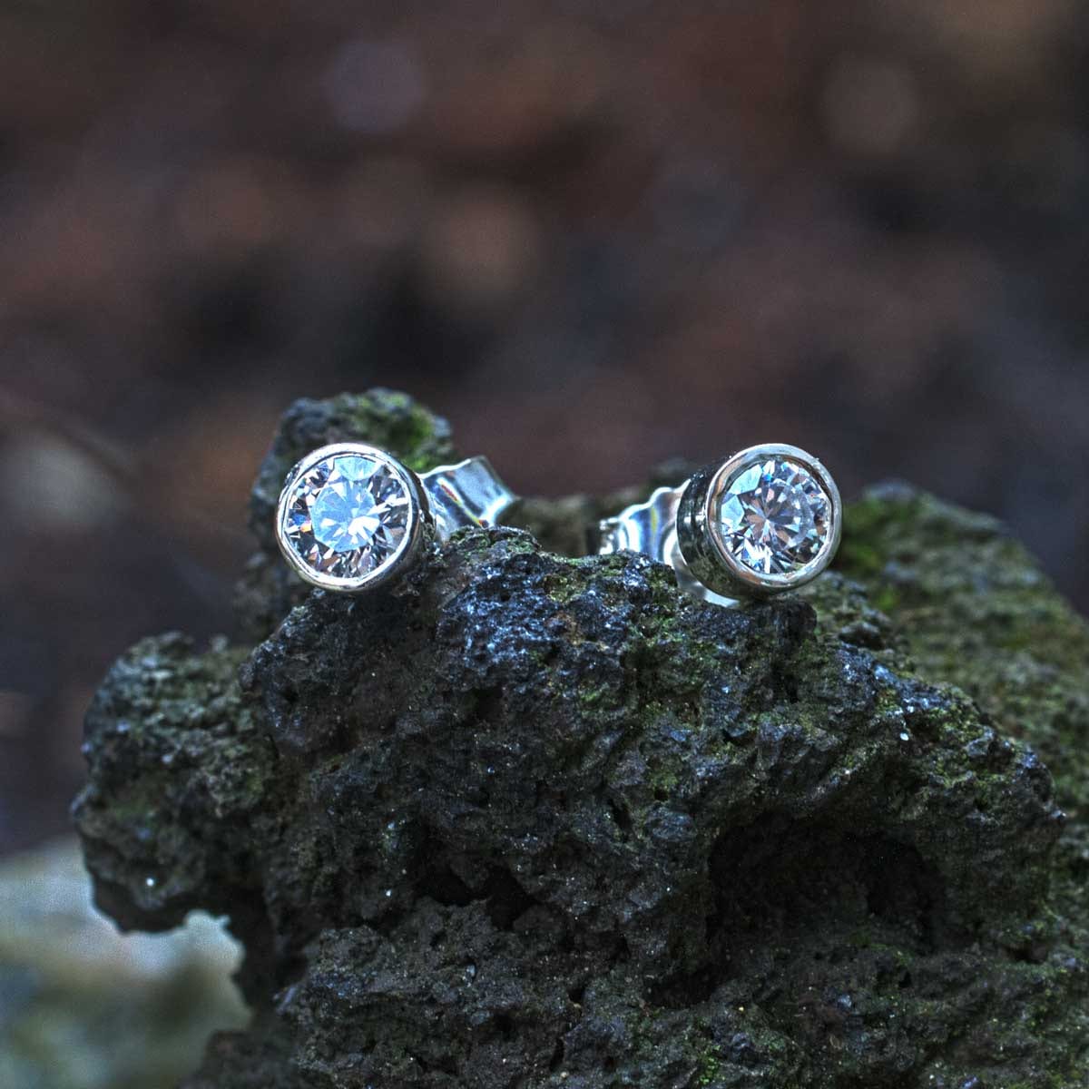 Zirkonia in Zargenfassung