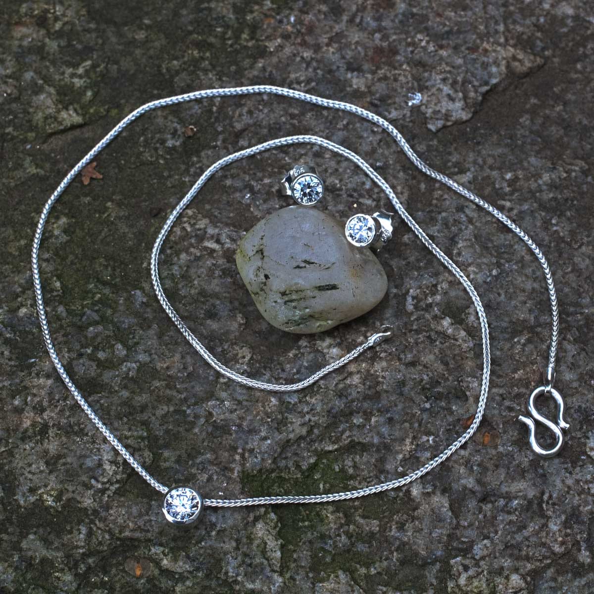 Zirkonia in Zargenfassung